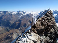 La croce di vetta e la cima svizzera